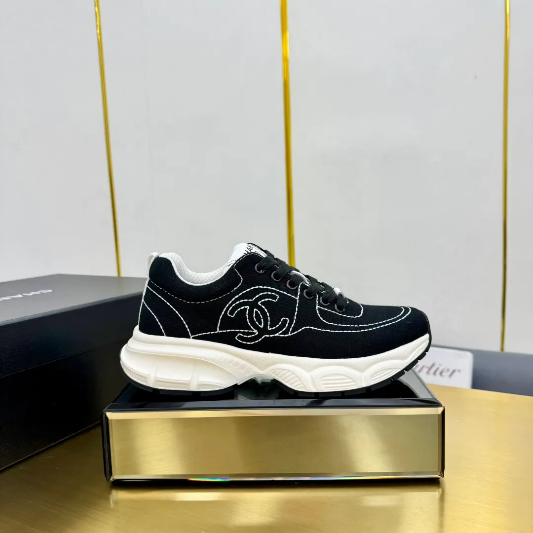 👟👟Ex-factory price 620👟👟 Upgraded version, upgraded version, upgraded version! No rebuttal accepted! ! ! ! Chanel Chanel dad shoes, couples' model for men and women - 2025 top casual sports shoes in the counter. This classic design; the upper is electro-embroidered with various techniques; ❷The inner lining is made of: original Yangli + net ❸The outsole is based on: the original TPU combination outsole. The full set of boutique packaging for women 35–41